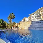 דירה Modern Ocean, Garden & Pool View By Becherish